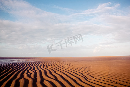 蓝天白云下沙漠摄影图