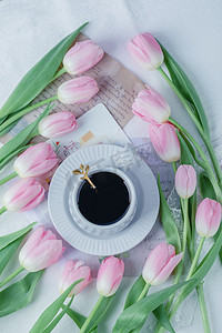 郁金香咖啡杯摄影图