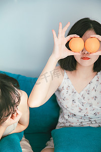 七月你好摄影照片_少女橘子互动可爱搞怪图