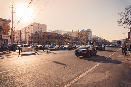 清晨金色阳光下的小镇十字路口摄影图