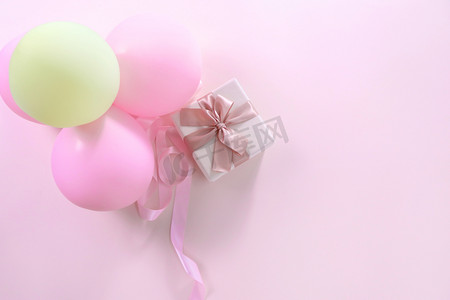 粉水气球摄影照片_气球礼盒摄影图