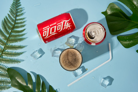 饮料吸管摄影照片_冰饮料可乐摄影图