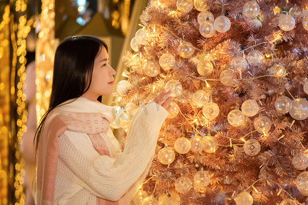 女神节快乐摄影照片_圣诞树的女孩