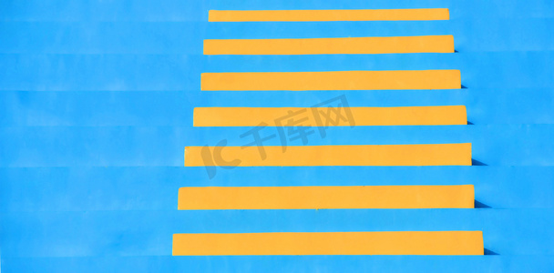 蓝色开业大吉摄影照片_阶梯蓝色黄色撞色