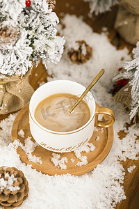 暖冬钜惠摄影照片_圣诞树咖啡摄影图