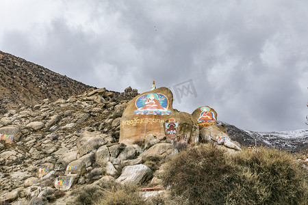 西藏佛像摄影照片_石头上佛像摄影图
