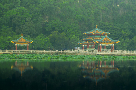 在中国风背景摄影照片_凉亭在池塘的倒影摄影图