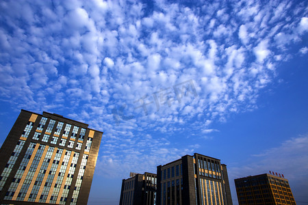 蓝天白云下的建筑摄影图