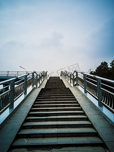 忧郁摄影照片_简约建筑的背景图摄影图