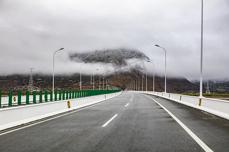 西藏风景雪山云雾摄影图