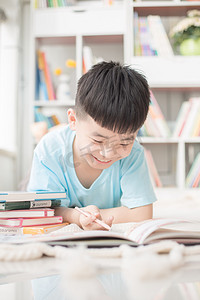 儿童节摄影照片_男孩看书学习人物