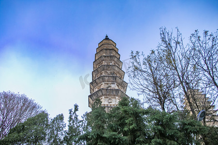 黑白大理石桌子摄影照片_云南大理崇圣寺三塔摄影图