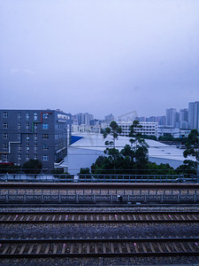 工厂和火车铁轨摄影图