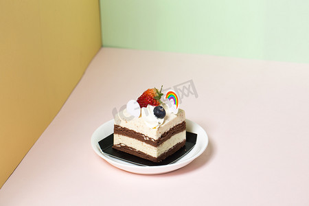 草莓奶油双色夹心蛋糕摄影图