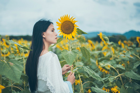 樱花少女水彩摄影照片_清新少女仰望向日葵摄影图