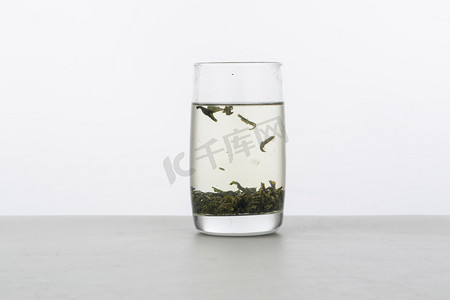 绿茶茶叶摄影照片_泡茶叶特写之白茶绿茶茶叶摄影图配图