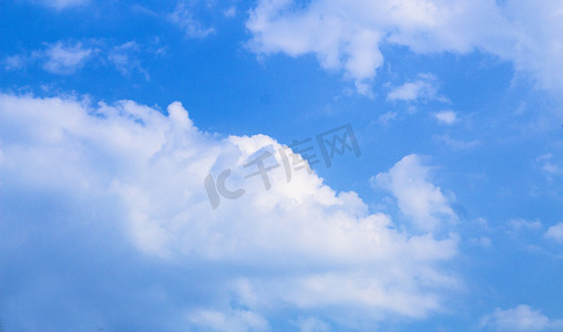 矢量云朵线条摄影照片_蓝天云朵自然风景摄影图