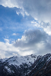 西藏雪山白云摄影图