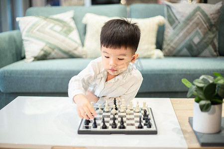 象棋游戏摄影照片_下棋的孩子