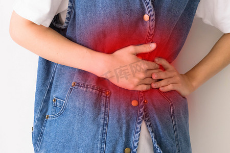 放在身体两侧的手摄影照片_胃部腹部疼痛摄影图