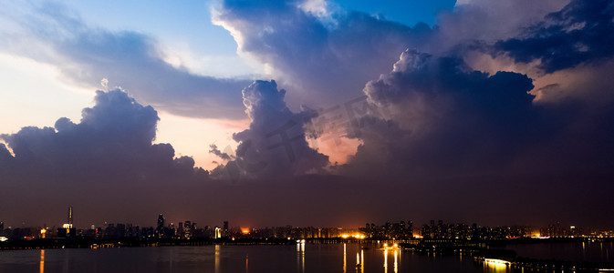 暴雨摄影照片_武汉东湖乌云暴雨摄影图