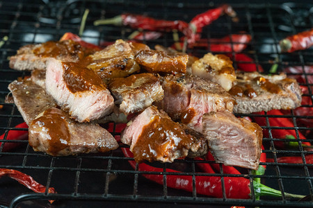 上脑牛排摄影照片_烤肉羊排牛排肉排烧烤摄影图