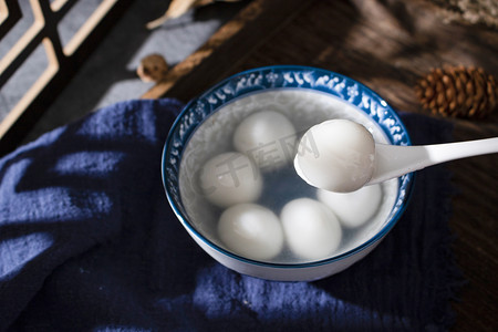 南方吃汤圆摄影照片_冬至汤圆美食摄影图