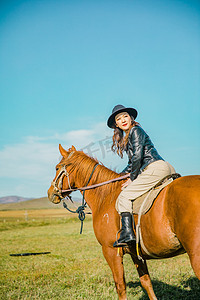 在草原上骑马美女摄影图