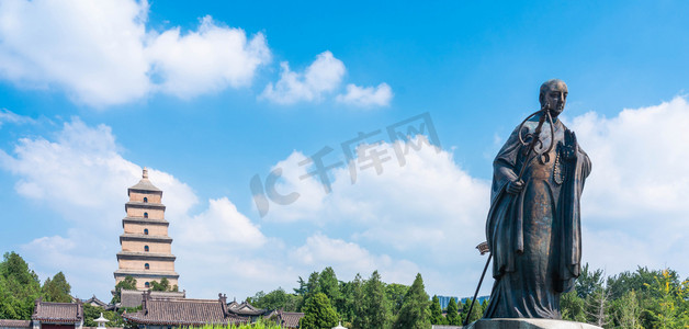 美人鱼铜像摄影照片_西安大雁塔广场玄奘法师铜像摄影图