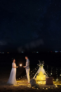 海边夜空摄影照片_星空下的情侣