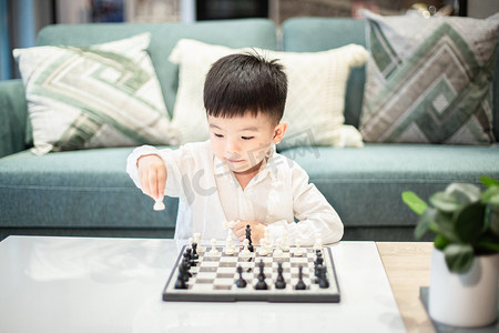 下国际象棋的孩子