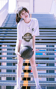 月的摄影照片_拿着篮球的运动女孩