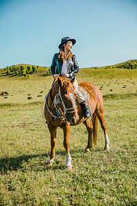 不良人女帝骑马摄影照片_在草原上骑马的美女