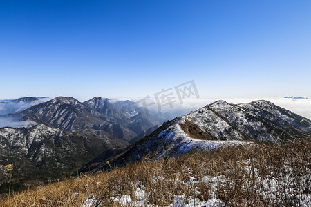 高山蓝天雪景摄影图