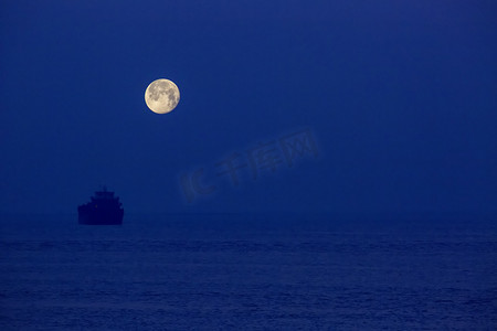 轮船月亮和海面摄影图
