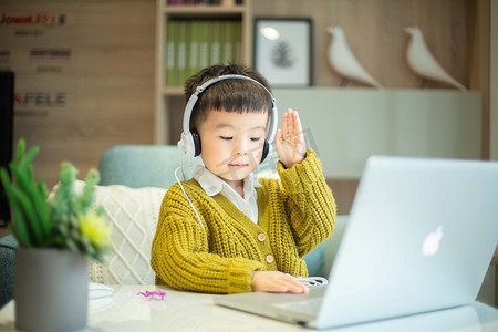 孩子回答问题摄影照片_举手回答问题的小男孩