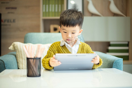 学习小孩摄影照片_用平板学习的小男孩