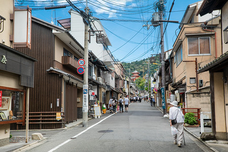 上山参观古寺的游客们