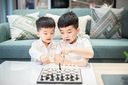 国际象棋摄影照片_交流国际象棋的哥俩