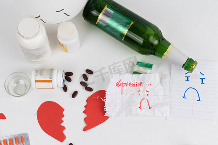 抑郁症药物酒瓶摄影图
