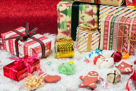 圣诞节雪地礼物盒摄影图