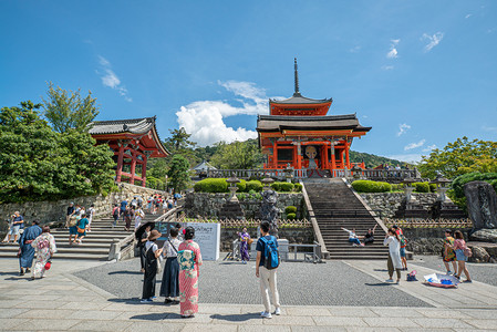 日本清水寺摄影照片_京都清水寺下拍照的游客