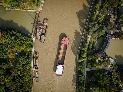 苏州护城河上的船摄影图