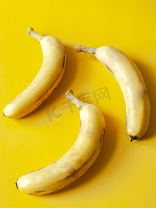 鲜果摄影照片_三根香蕉摄影图