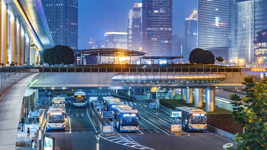 奶茶宣传促销海报摄影照片_上海公交场站夜景摄影图