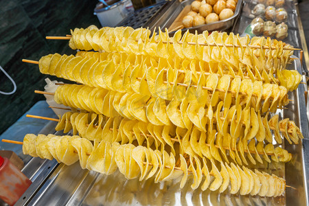 西安城市宣传摄影照片_西安永兴坊美食旋风土豆串摄影图