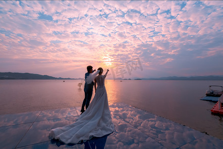 日落照片摄影照片_千岛湖晚霞婚纱拍摄的照片