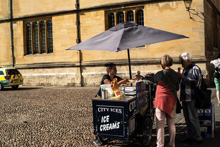 旅行人物买冰淇淋的游客