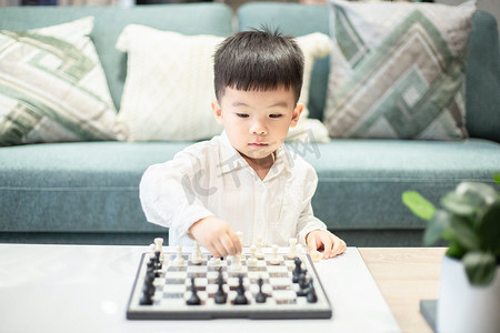 下国际象棋的孩子