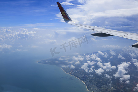 飞机上云摄影图